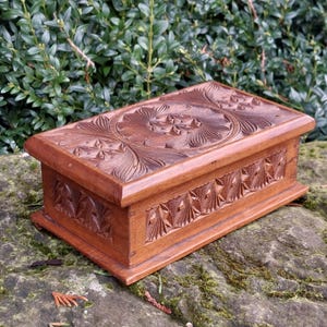 Old carved and chiseled wooden box / Vintage storage box / Handcrafted, Handmade / Origin France / Decoration