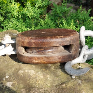 Large antique pulley in wood and steel / Very heavy (7.5 kg) / Beautiful farmhouse décor / Rustic and authentic