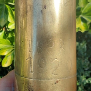 Vas med granathylsa från första världskriget / Brittiskt arméartilleri / Material: snidad mässing / Souvenirer, folkkonst / Albert, 1917