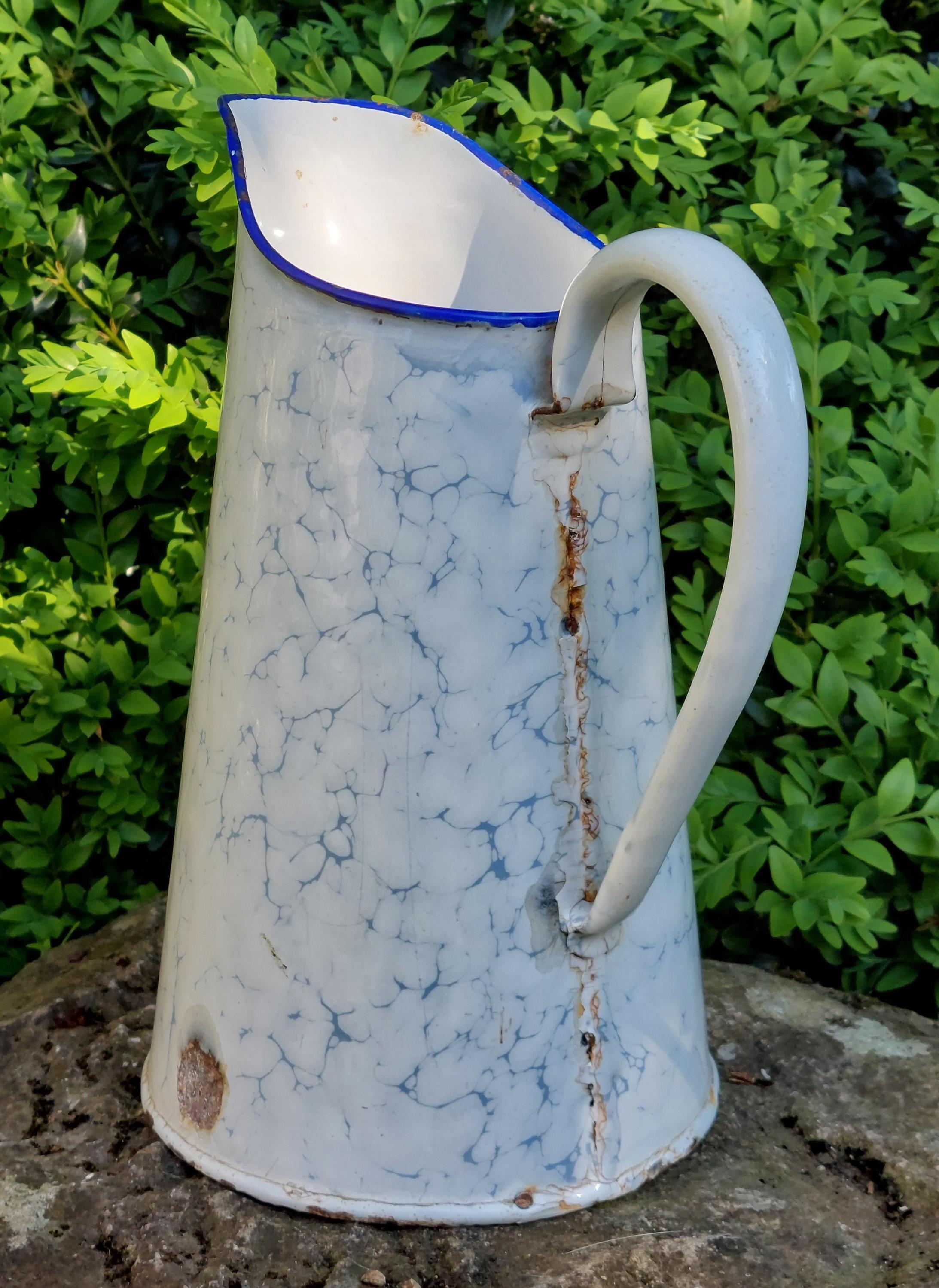 アンティークのブルー＆ホワイトの縁取り付きエナメル水差し / 刻印