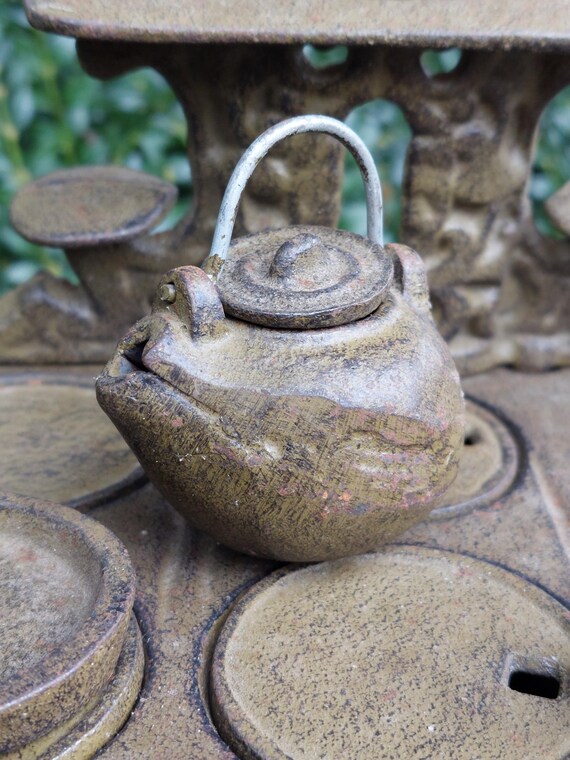 Ancienne cuisinière entièrement en fonte et ses accessoires
