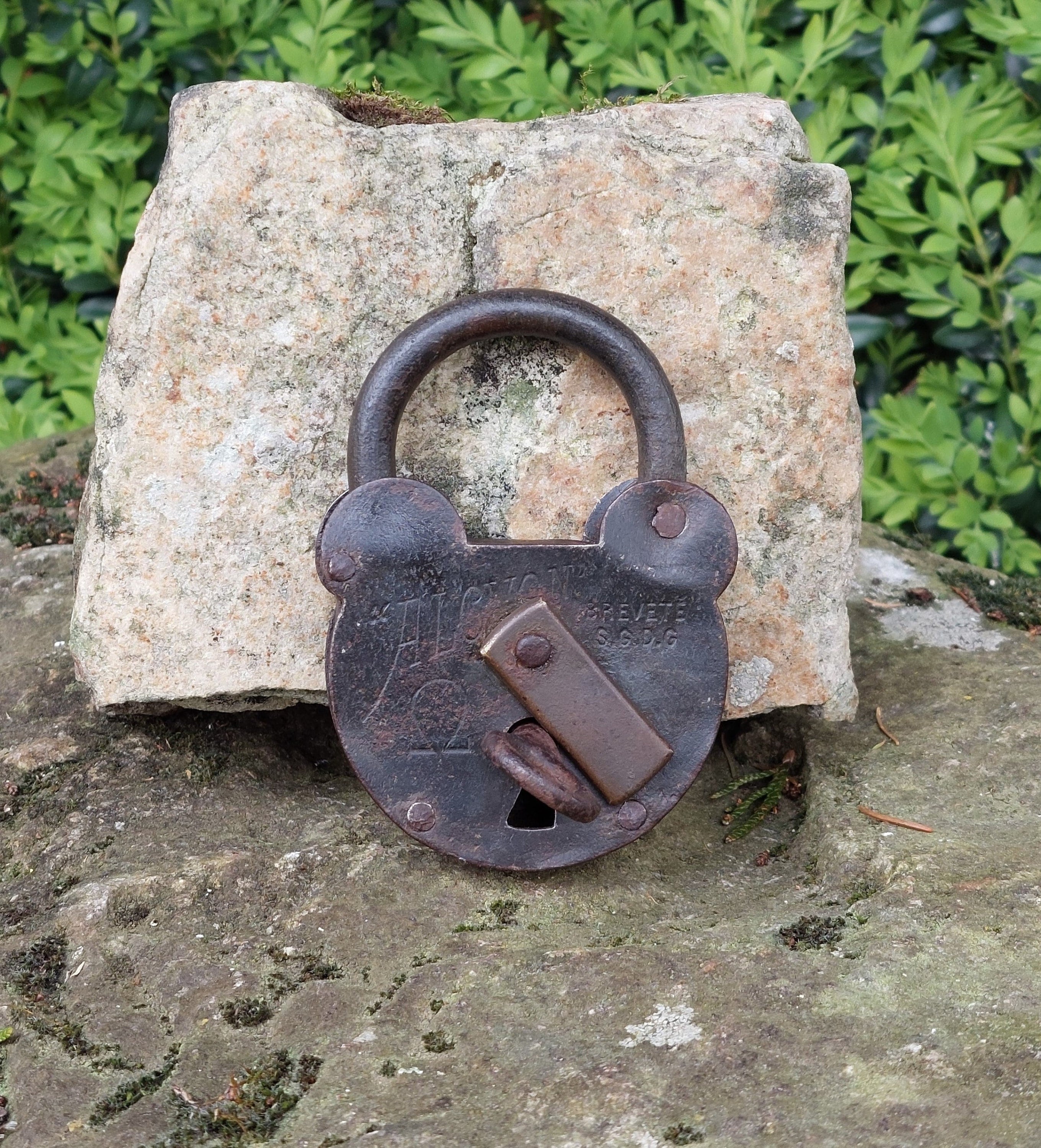 古い大型南京錠 鍵付き / ミッキーの頭の形 / 重量：130g / 機能的