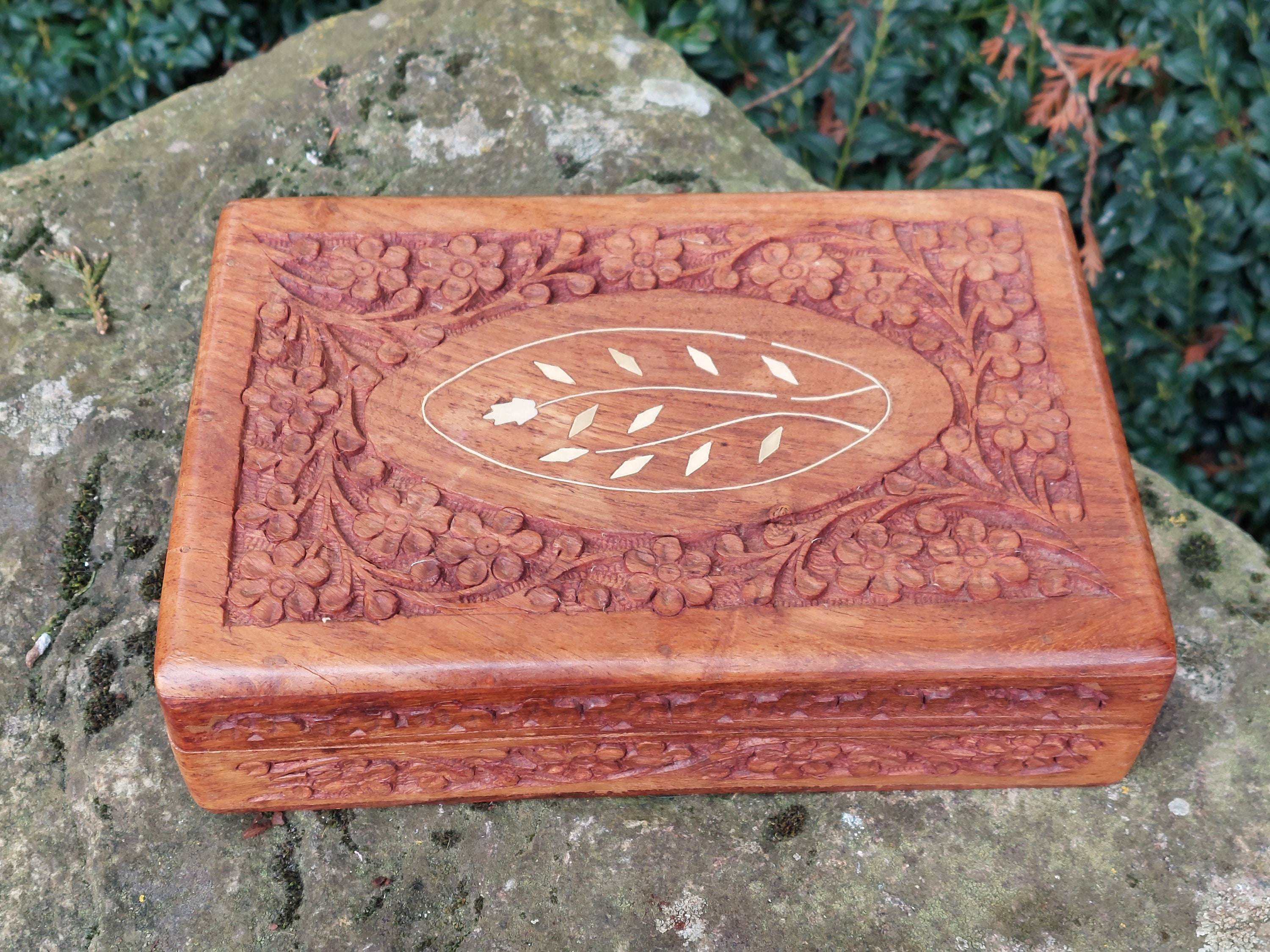Caja de madera tallada antigua / Estilo indiano / Madera y nácar con  incrustaciones / Colección de cajas antiguas / Joyero / Decoración vintage  -  México