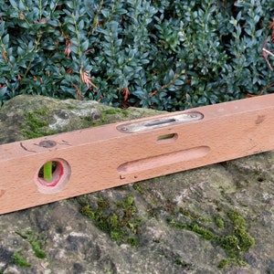 NIVEL DE BURBUJA en MADERA y latón / Largo: 40 cm / 2 burbujas medidoras / Auténtico / Herramientas, Obras / Origen Francia