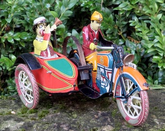 Reproducción de un antiguo sidecar mecánico metálico / Motocicleta, Tuf-Tuf / Juguete mecánico de cuerda con llave / Colección de juegos y juguetes antiguos