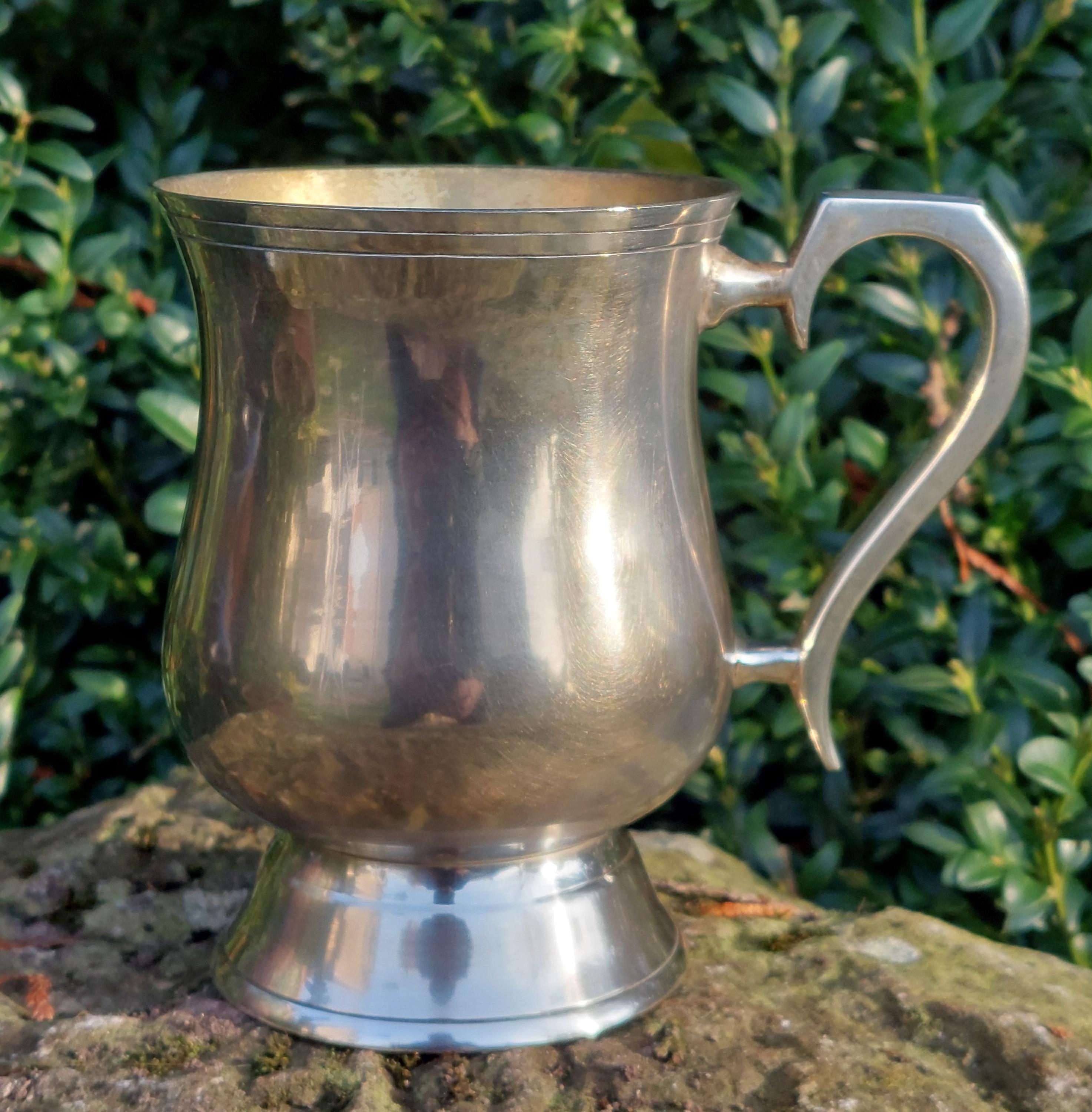 Carafe à fleurs Art nouveau en laiton et cuivre par Gebruders Bing. - France Carafe à fleurs Art nouveau en laiton et cuivre par Gebruders Bing. - France