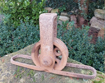 Old sliding barn door pulley / H: 26 cm / Found in the barn of a farmhouse in France / Vintage industrial decoration