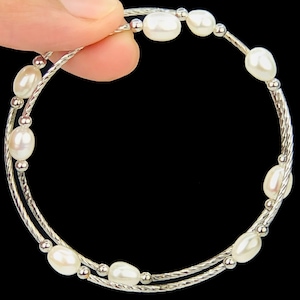 Bracciale a spirale in perle bianche morbide d'acqua dolce, stile bracciale in argento - DuskGrand