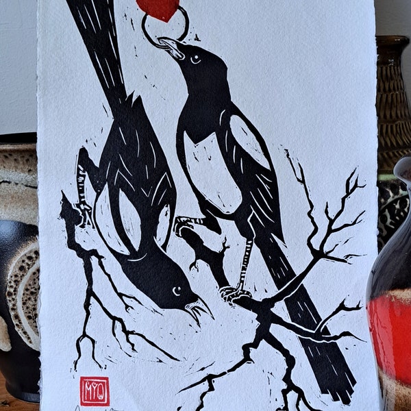 Vreugde: twee eksters. Handgedrukte originele linosnede A4 (8,3 x 11,7 inch) prachtig cadeau voor geliefde, bruiloft, verloving, housewarming.