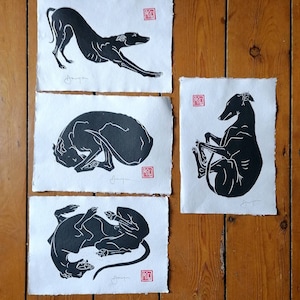 Ensemble de quatre gravures faites à la main en linogravure de chien longdog. (Chaque taille A4) Envoyez un message avec votre commande pour une sélection différente.