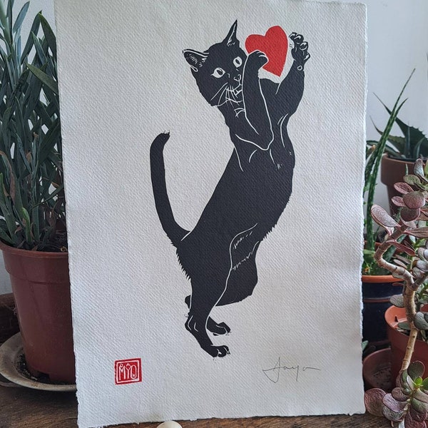 Schwarze Katze spielt mit Herz. A3 handgemachter Linoldruck in schwarz und rot. Perfektes Geschenk für Katzenliebhaber.