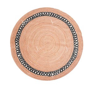 Op de afbeelding: Een ronde jute vloerkleed in een natuurlijke bruine kleur, met een zwart-witte rand. Het vloerkleed heeft een geweven textuur en is geschikt voor gebruik binnenshuis. De diameter van het vloerkleed is ongeveer 122 cm.
