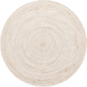 Könnte beinhalten: Ein runder Teppich aus Naturjute. Der Teppich ist in einem Spiralmuster gewebt, das konzentrische Kreise von der Mitte nach außen bildet. Die neutrale Farbe und Textur deuten auf eine lässige, erdige Ästhetik hin.