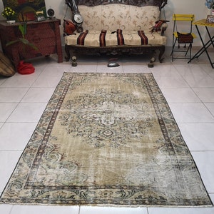 Green Turkish rug 4.9 x 8.2 ft Green area rug Green vintage rug Wool rug for living room Turkish vintage rug Old green rug Green bedroom rug