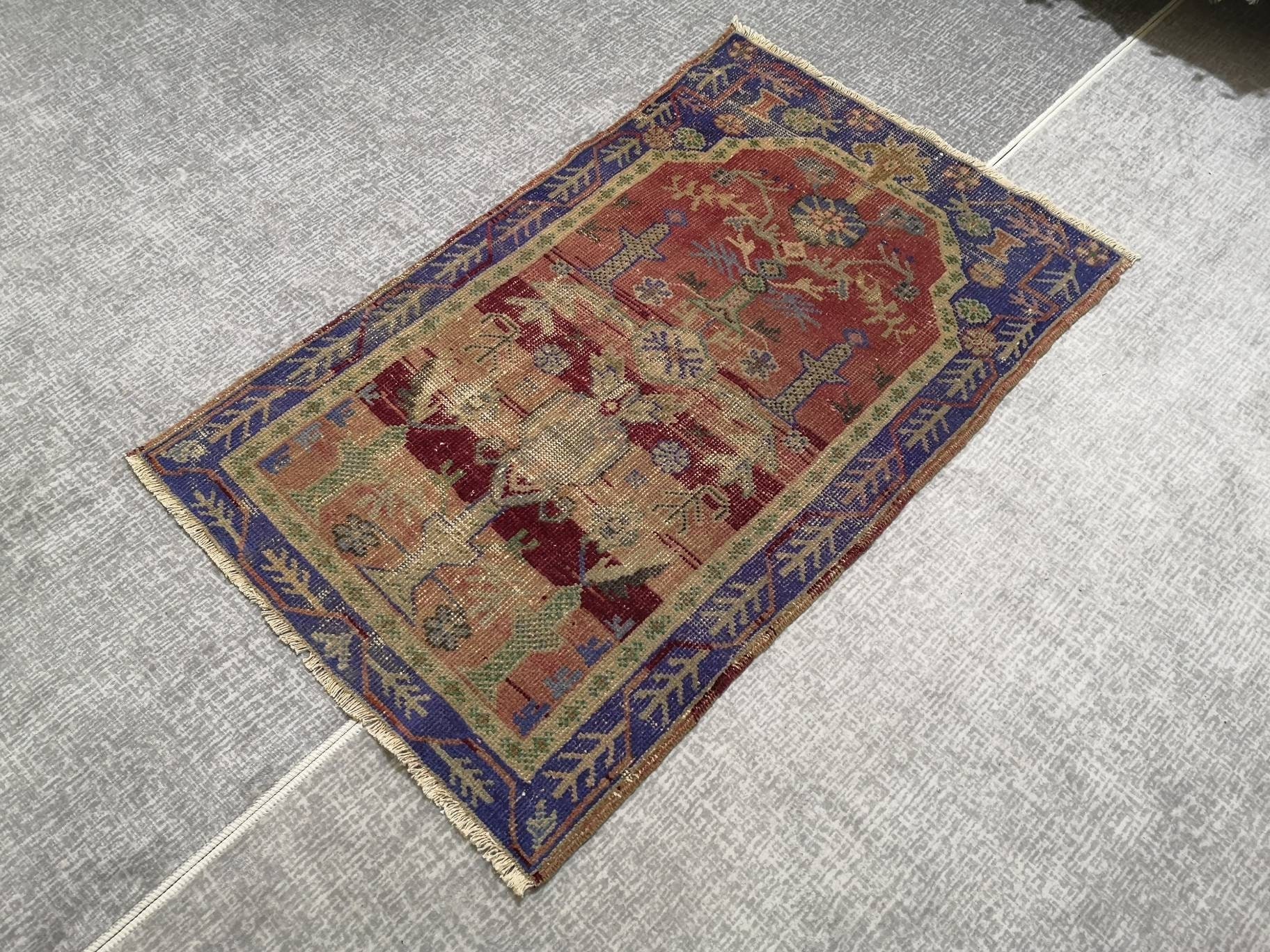 赤いトルコ製ヴィンテージラグ、小型ドアマット（76cm x 129cm 