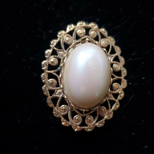 Vtg Elegant Big Pearl Cabochon Cameo Style Brooch Pin Filigree Goldtone 1.5” Pn4 T