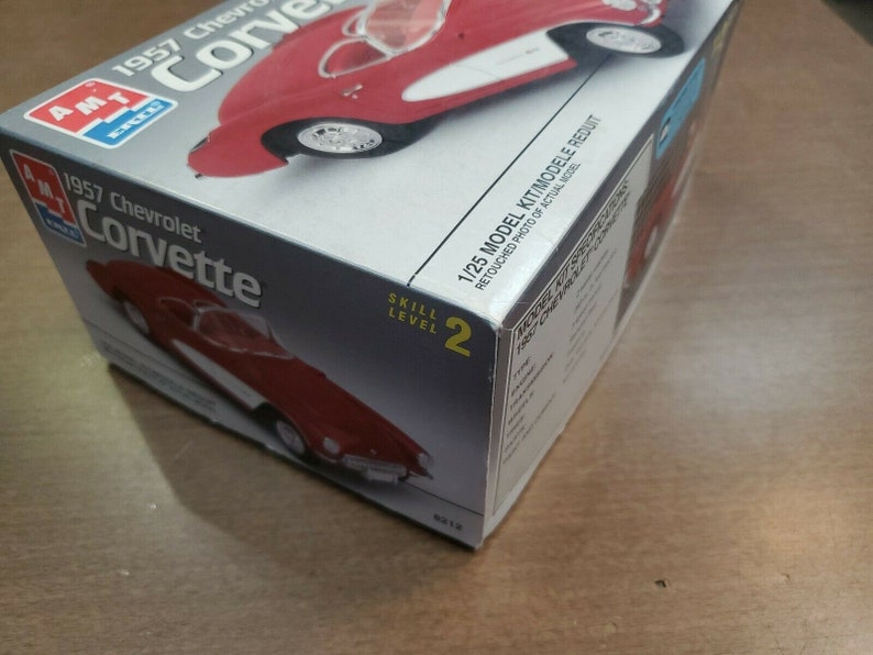 1996 1957 Chevrolet Corvette AMT Ertl 8212 Model 1:25 Plastic Kit