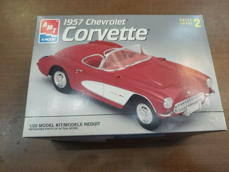1996 1957 Chevrolet Corvette AMT Ertl 8212 Model 1:25 Plastic Kit