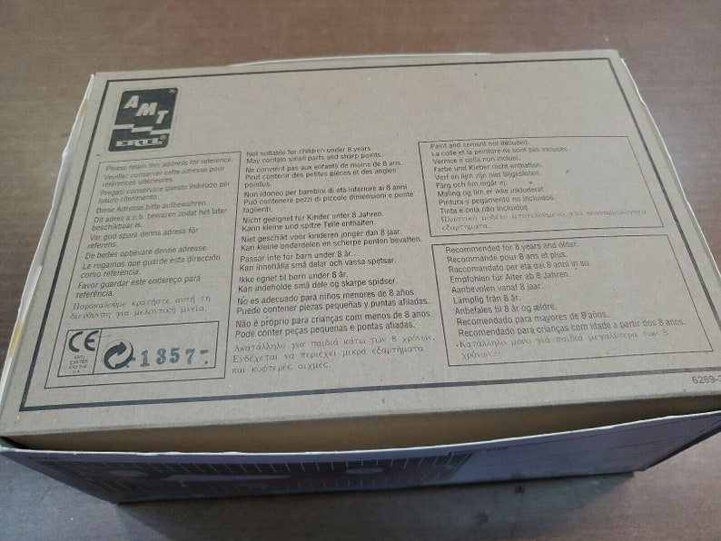1996 1957 Chevrolet Corvette AMT Ertl 8212 Model 1:25 Plastic Kit