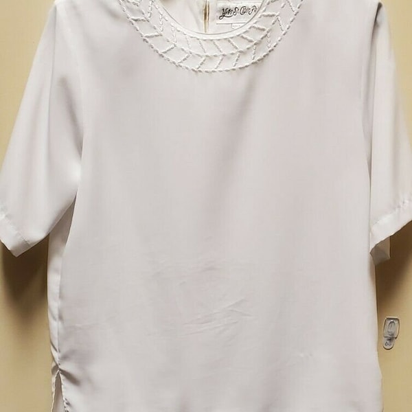 Yves St. Clair Petites White & Embossed Padded Short Sleeved Blouse W  Size 8 P