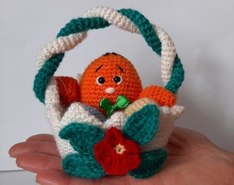 Hand knit Easter basket with a chick and eggs soft toy, chick in a basket knitted toy, knitted toys for the Easter holiday, amigurumi chick