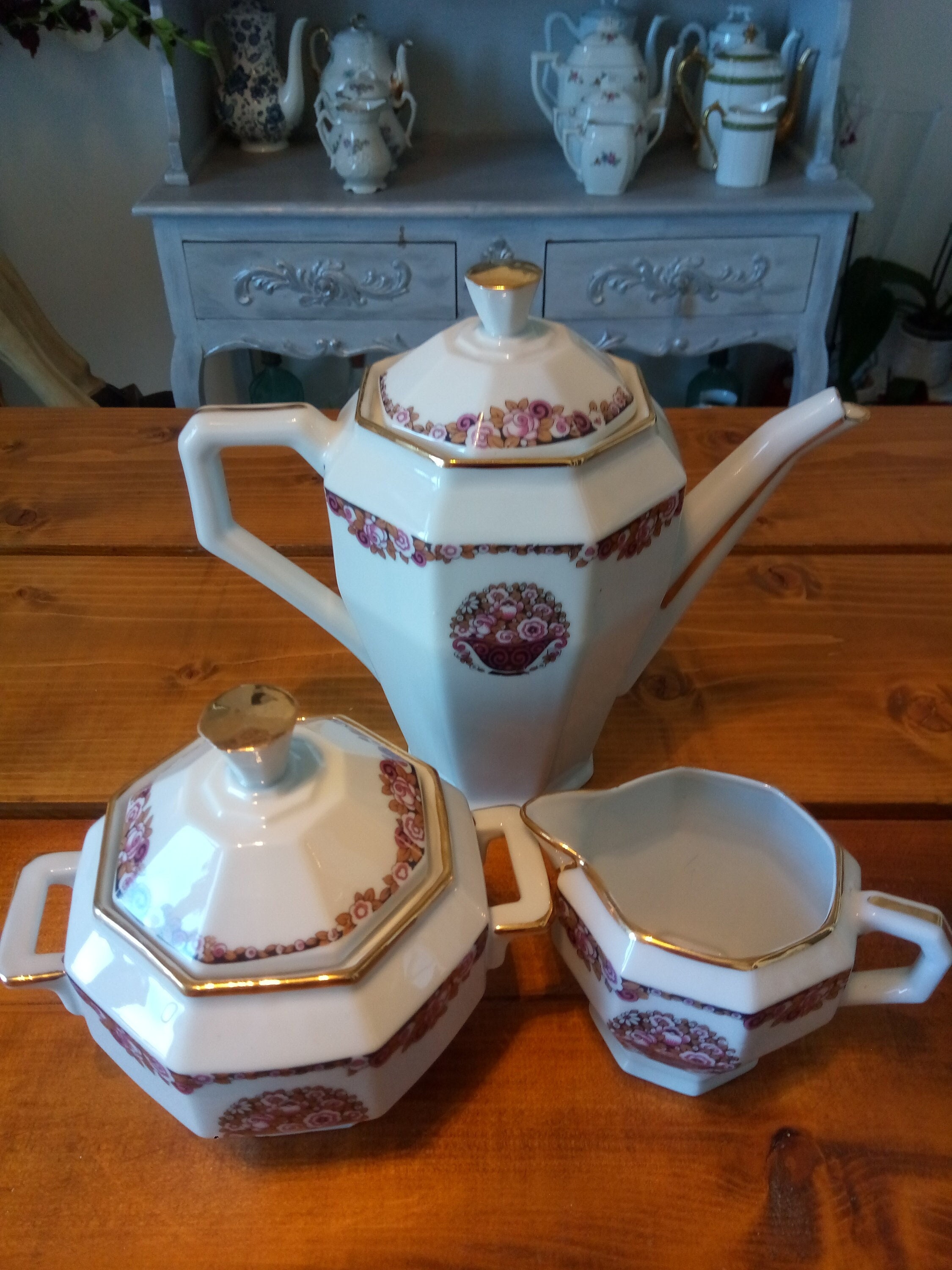 Rare Trio 1930 , Cafetière/Theiere, Sucrier, Pot à Lait en Porcelaine Hongroise