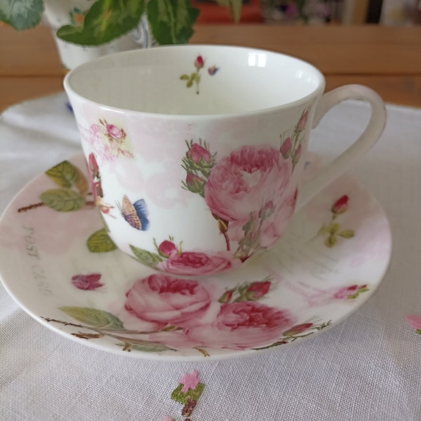 Tasse à thé en porcelaine anglaise style shabby chic avec soucoupe assortie, signée Roy Kirkham