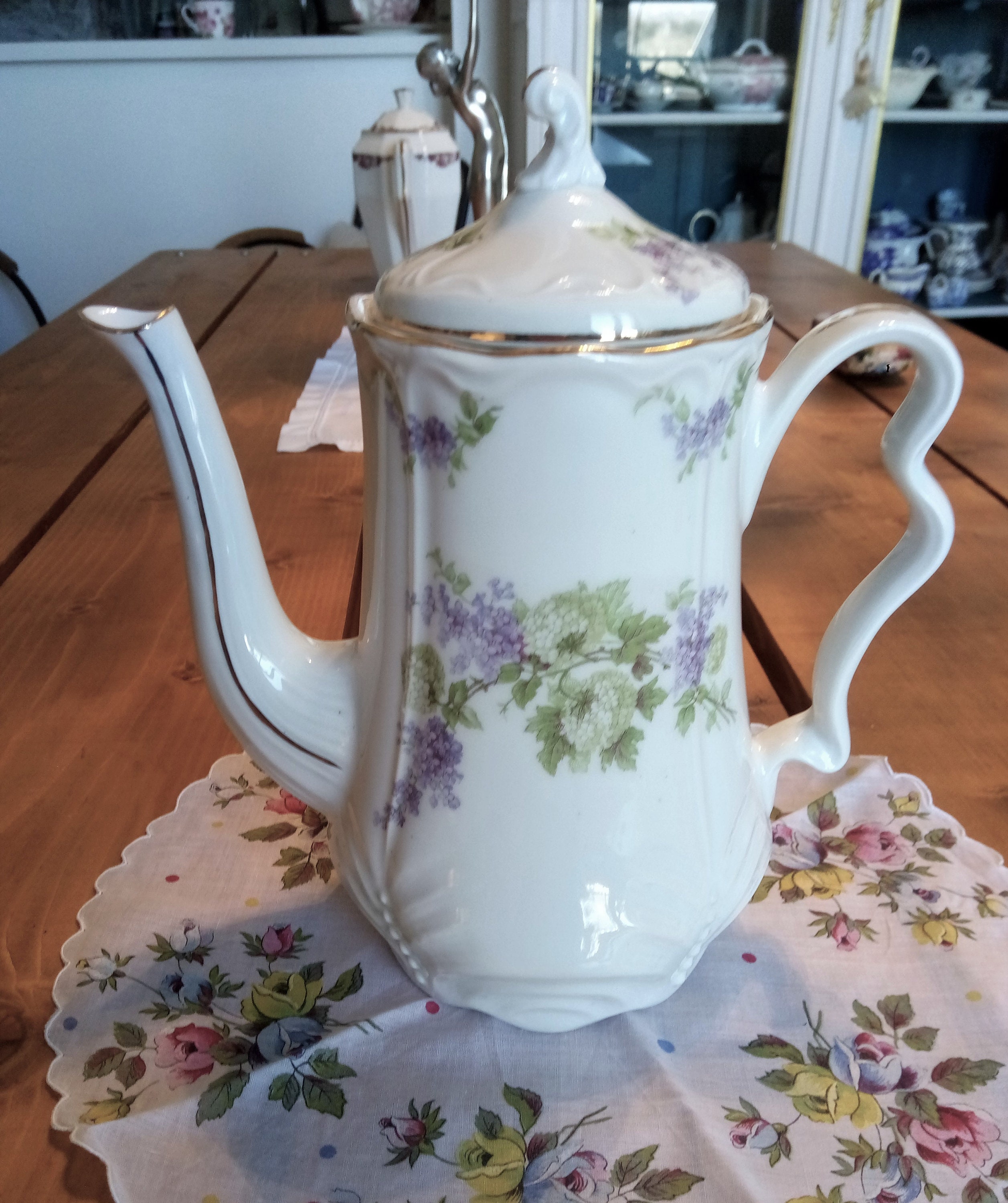 Cafetière Ancienne en Porcelaine Blanche Aux Motifs Floraux de Fleurs Lilas