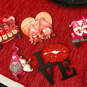 Valentijnsdag gelaagde dienbladkabouters, houten minikabouters, gelaagd dienbladdecor, kabouters voor gelaagde dienbladen, kabouters voor kralenslinger