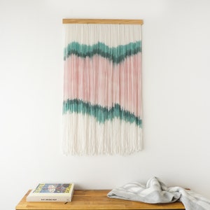 Tapisserie teintée à la main, tenture murale en fibre, art textile moderne, décoration d&#39;intérieur contemporaine.