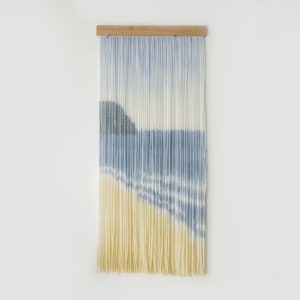 Tapisserie de plage teintée à la main, tenture murale en fibre, art textile.