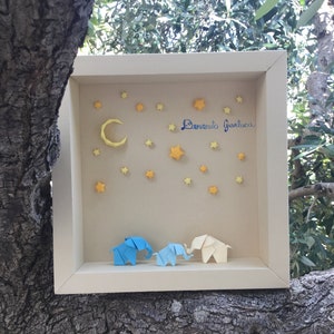 Quadro "Benvenuto" di Carta con Famiglia di Elefanti e Cielo Stellato
