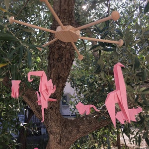 Giostrina per culla con animali Origami rosa e legno tema Safari (scimmia, fenicottero, elefante, rinoceronte, giraffa, leone)