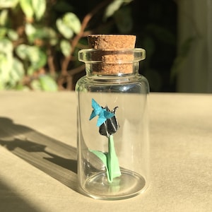 Ampolla con Origami Farfalla posata su Tulipano