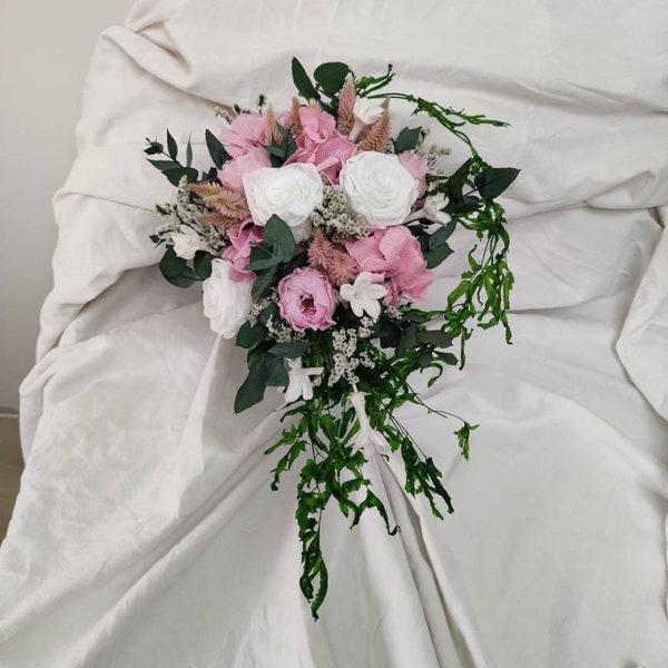 Bouquet de mariée retombant fleurs éternelles rose, blanc et vert