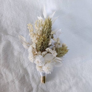 Knoopsgat met witte en naturel gedroogde bloemen