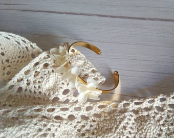 Bracelet jonc doré en fleurs stabilisées hortensia blanc
