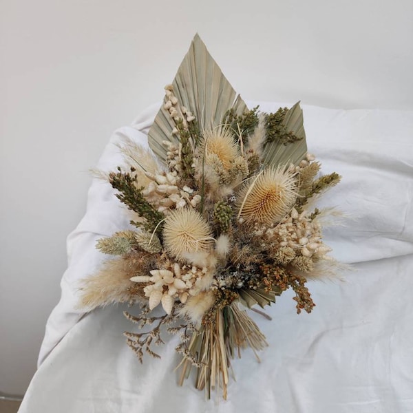 Bouquet de mariée asymétrique fleurs séchées beige naturel