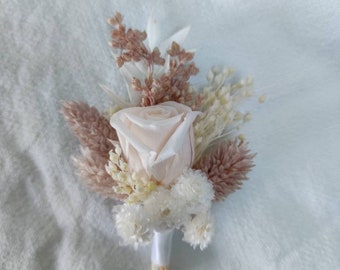 Boutonnière fleurs séchées blanc et rose pâle