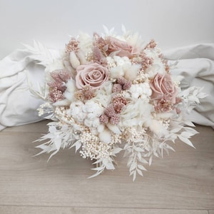 Bridal bouquet of dried flowers in white and antique pink