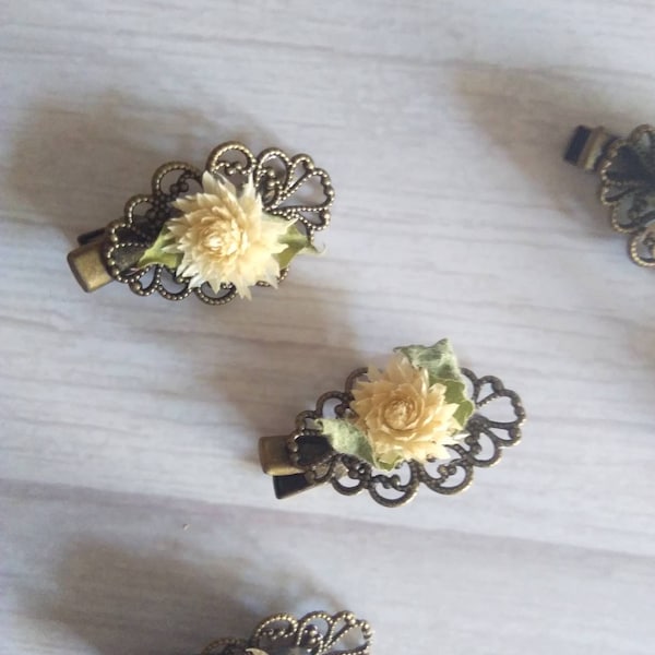 Mini barrette rétro fleurs séchées Gomphrena crème