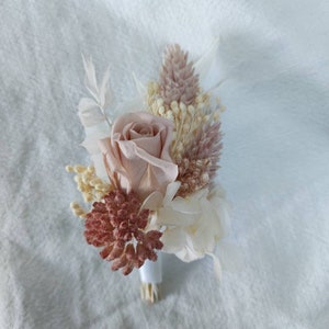 Knoopsgat met witte en oudroze gedroogde bloemen