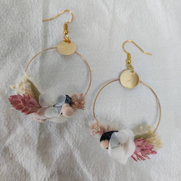 Boucles d'oreilles créoles fleurs séchées blanc vieux rose et vert