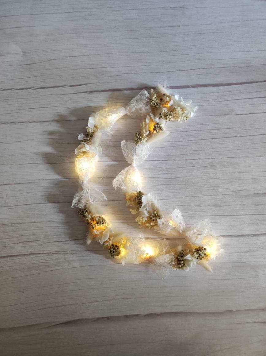 Couronne Lumineuse Lune Fleurs Séchées Blanches et Dentelle