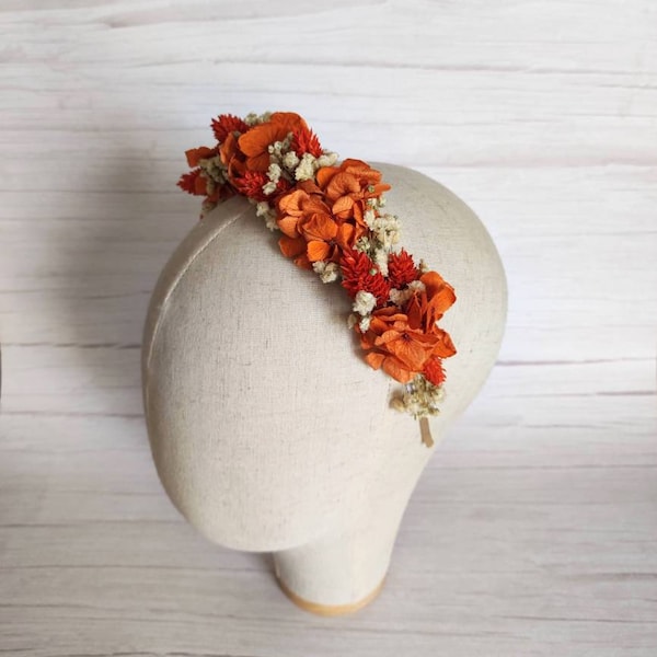 Hoofdband van witte en terracotta gedroogde bloemen