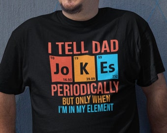 Dico a papà barzellette periodicamente, ma solo quando sono nel mio elemento, maglietta standard per adulti unisex, magliette Jo K Es tavola periodica degli elementi chimici
