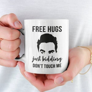 ABBRACCI GRATUITI Solo scherzando Non toccarmi, David Rose Tazza da caffè divertente (11 o 15 once) - Bella idea regalo di qualità premium (bianca o con colore)