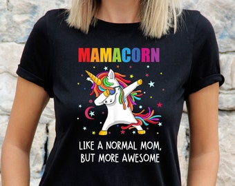 Mamma, som en vanlig mamma, men mer fantastisk, cool/rolig rolig mamma, enhörningstecken, unisex vuxen standard t-shirts, vacker presentidé