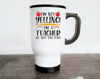 Jag skriker inte! Jag är lärare, vi pratar bara högt, rolig/söt kaffe-/te-resemugg (433 ml) - Vacker kvalitetspresentidé