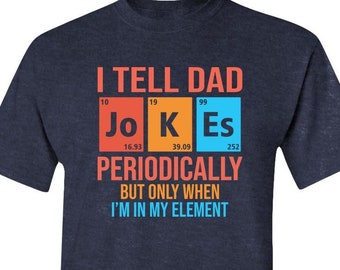 Dico a papà barzellette periodicamente, ma solo quando sono nel mio elemento, maglietta standard per adulti unisex, magliette Jo K Es tavola periodica degli elementi chimici
